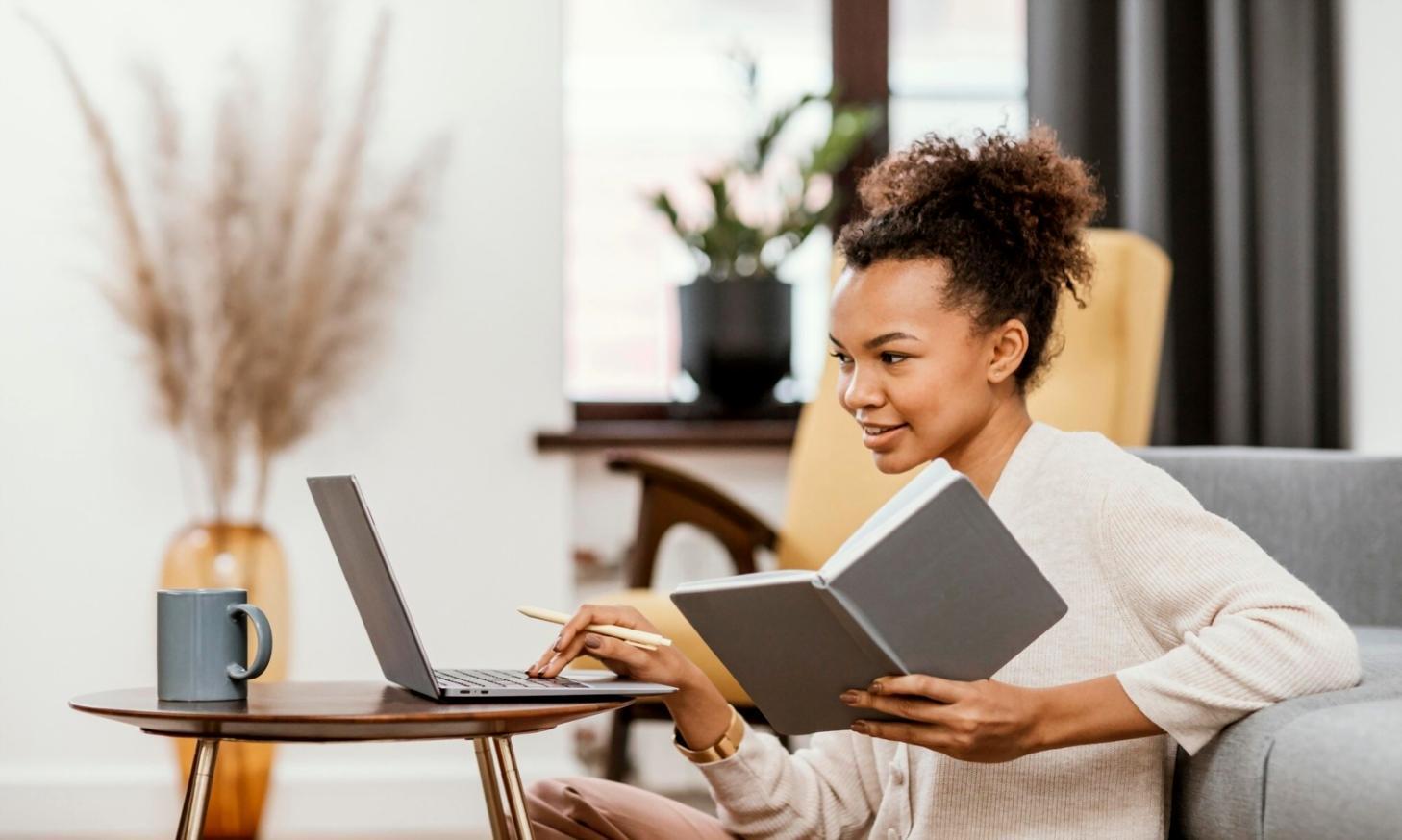 Estudiantes practicando español en ambiente dinámico de aprendizaje