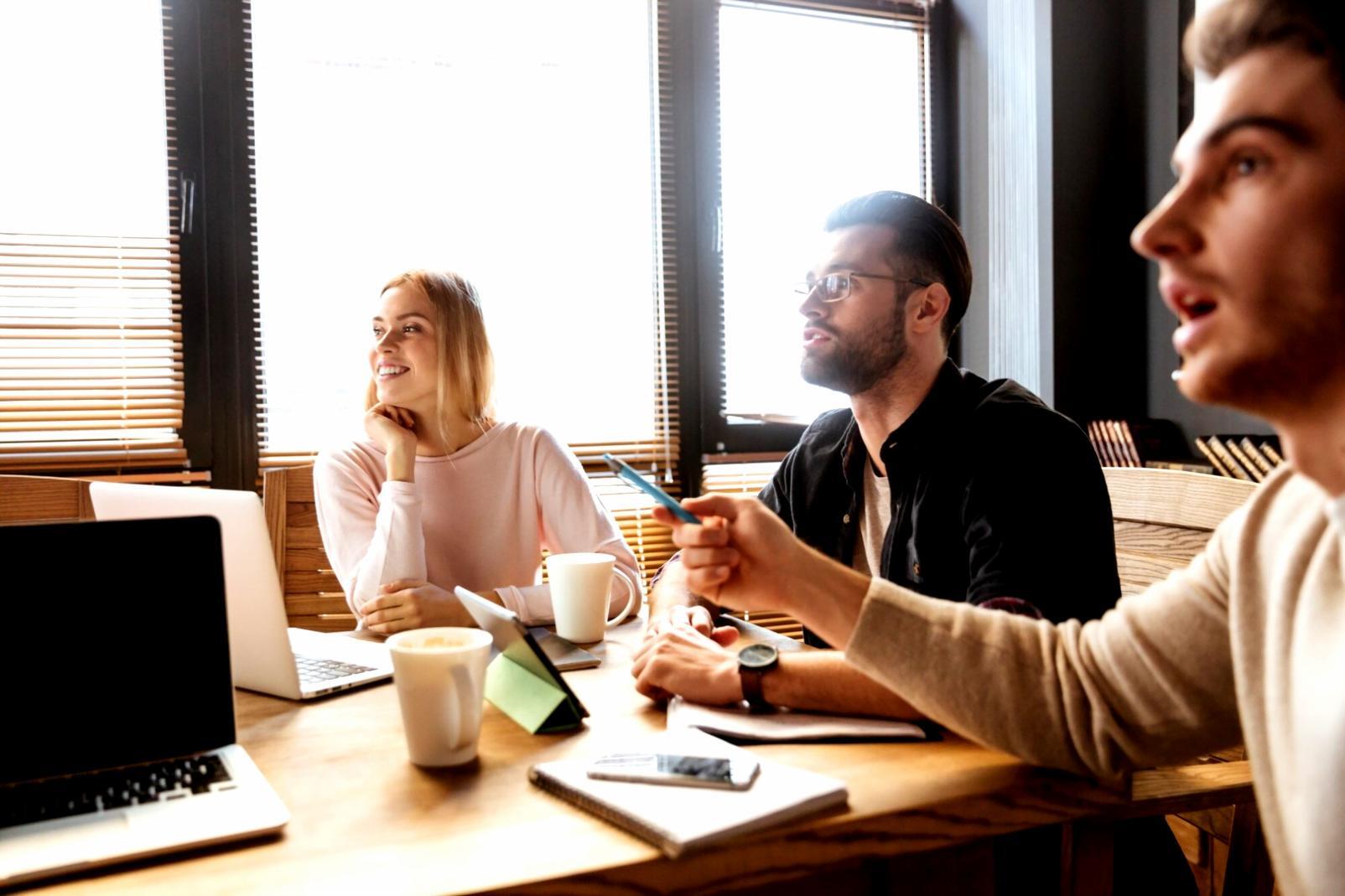 Estudiantes participando activamente en una clase de español con ambiente dinámico y colaborativo