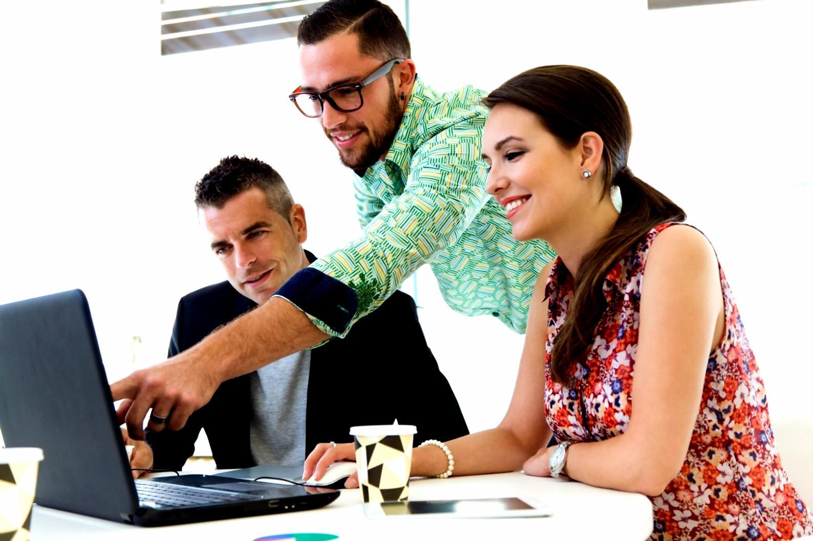 Proceso de enseñanza personalizada mostrando materiales didácticos modernos y métodos de aprendizaje innovadores